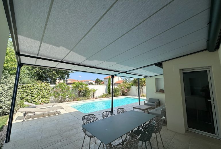 Découvrez la Pergola Double Brustor : L'alliance parfaite de l'élégance et du confort pour vos grands espaces extérieurs !🌿🏘️ Fenêtrier Installateur de pergola et store Menuisier Storiste
