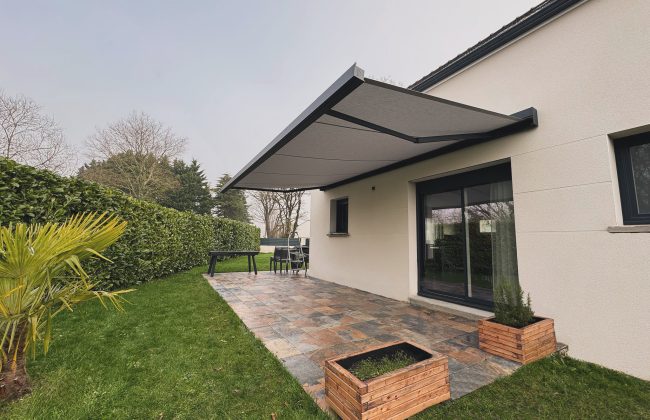 Découvrez l’élégance et la robustesse du store banne B27 Elite de Brustor ✨ Fenêtrier Installateur de pergola et store Menuisier Storiste