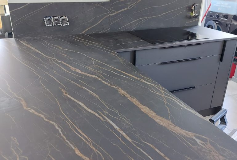 Plans de travail et crédences en céramique. Cuisiniste Fabricant de mobilier Marbrier