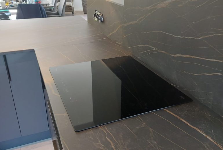 Plans de travail et crédences en céramique. Cuisiniste Fabricant de mobilier Marbrier