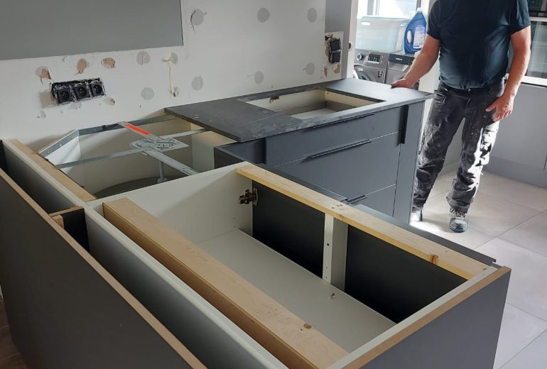 Plans de travail et crédences en céramique. Cuisiniste Fabricant de mobilier Marbrier