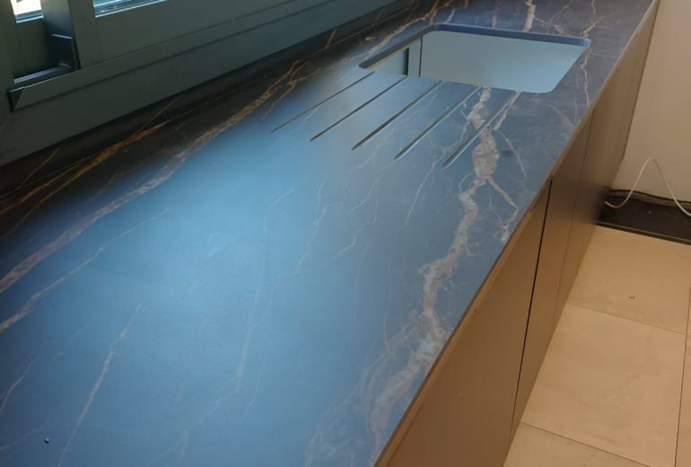 Plans de travail et crédences en céramique. Cuisiniste Fabricant de mobilier Marbrier