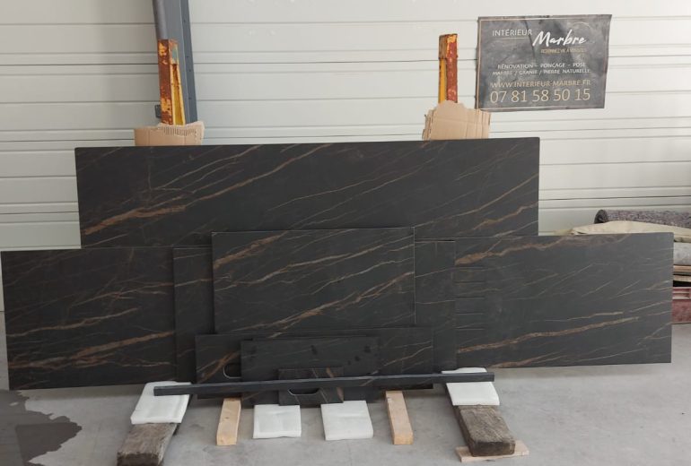 Plans de travail et crédences en céramique. Cuisiniste Fabricant de mobilier Marbrier