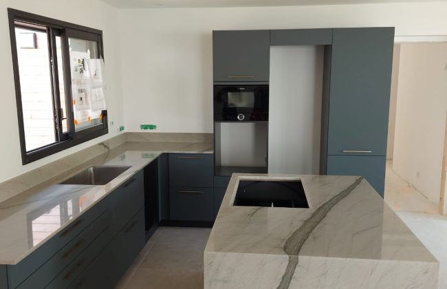 Plan de travail en Quartzite Méridien Cuisiniste Fabricant de mobilier Marbrier