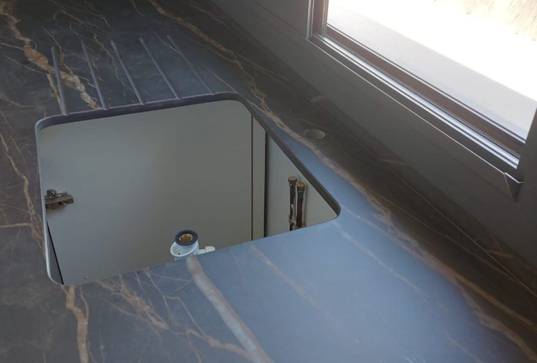 Plans de travail et crédences en céramique. Cuisiniste Fabricant de mobilier Marbrier