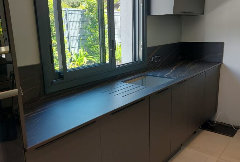 Plans de travail et crédences en céramique. Cuisiniste Fabricant de mobilier Marbrier