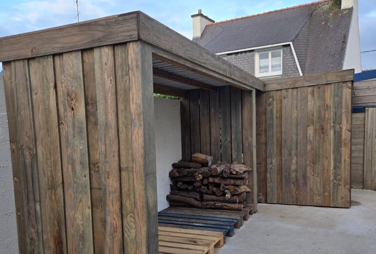 Cabanon et range bois Agenceur Ebéniste Fabricant de mobilier Menuisier Métallier