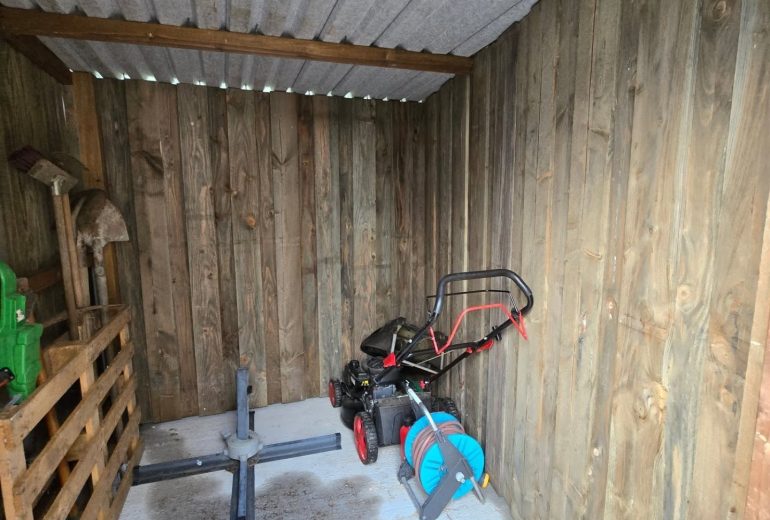 Cabanon et range bois Agenceur Ebéniste Fabricant de mobilier Menuisier Métallier