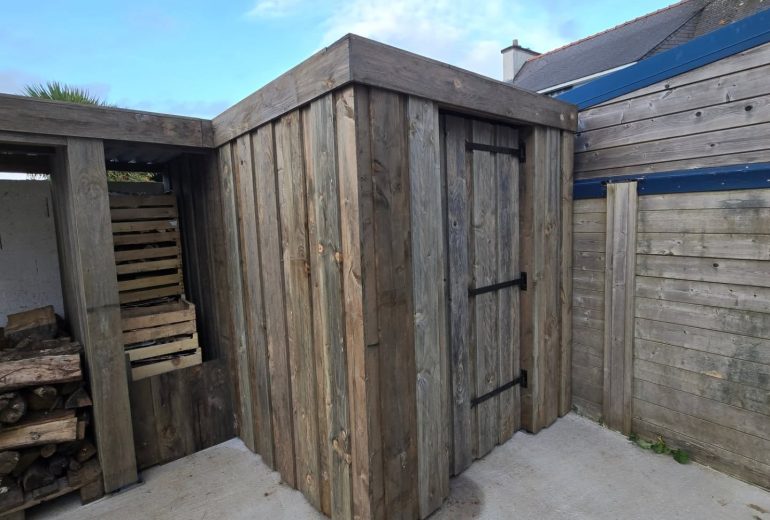 Cabanon et range bois Agenceur Ebéniste Fabricant de mobilier Menuisier Métallier