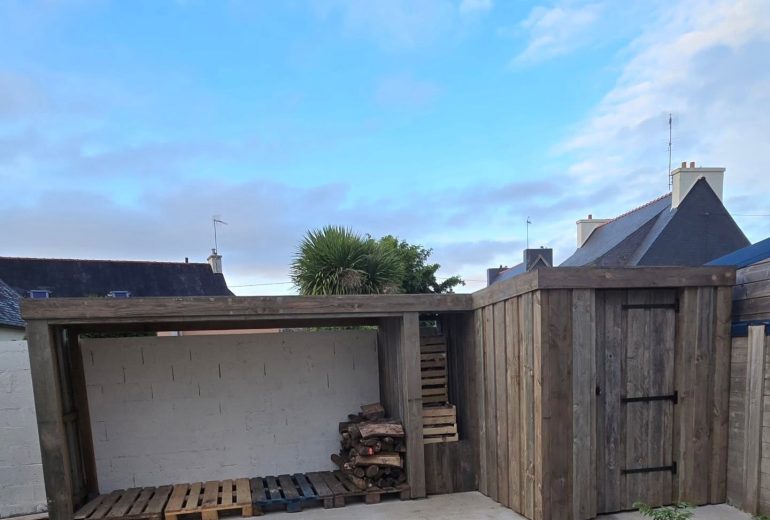 Cabanon et range bois Agenceur Ebéniste Fabricant de mobilier Menuisier Métallier