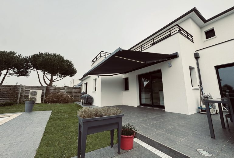 Découvrez notre dernière pose : un store banne Brustor B27 Élite au design élégant et moderne. 🌟 Fenêtrier Installateur de pergola et store Menuisier Storiste