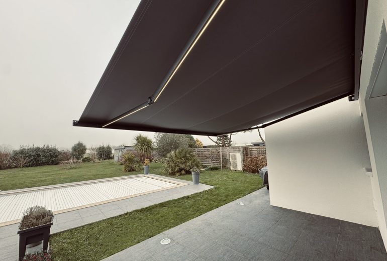 Découvrez notre dernière pose : un store banne Brustor B27 Élite au design élégant et moderne. 🌟 Fenêtrier Installateur de pergola et store Menuisier Storiste