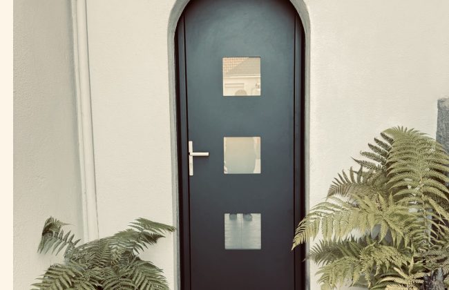 🔨✨ Nouvelle Installation : Porte d’entrée moderne et lumineuse ! ✨🔨 Fenêtrier Installateur de pergola et store Menuisier Storiste