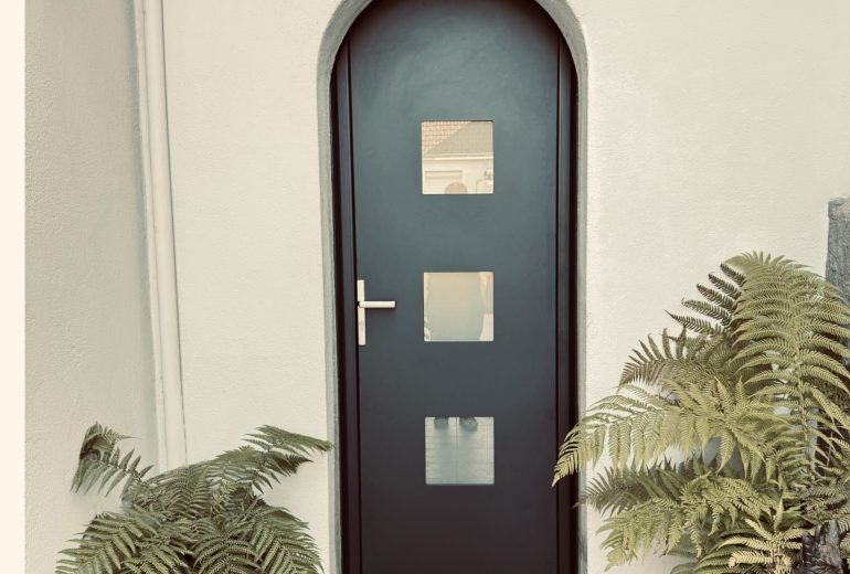 🔨✨ Nouvelle Installation : Porte d’entrée moderne et lumineuse ! ✨🔨 Fenêtrier Installateur de pergola et store Menuisier Storiste