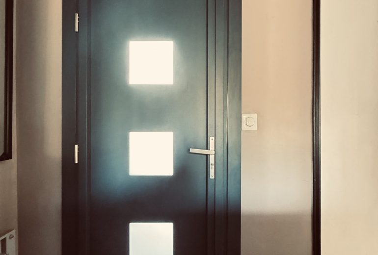 🔨✨ Nouvelle Installation : Porte d’entrée moderne et lumineuse ! ✨🔨 Fenêtrier Installateur de pergola et store Menuisier Storiste