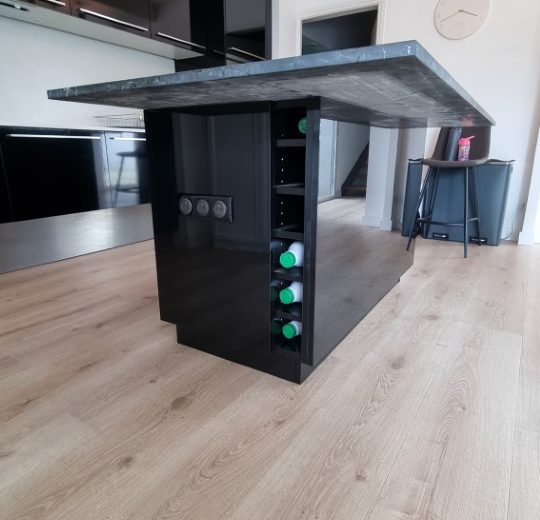 Fabrication de meubles laqués dans des niches avec étagères LED au dessus, fabrication d'un ilot de cuisine en panneaux laqués brillants et pose de parquet Agenceur Fabricant de mobilier Menuisier Parqueteur Poseur de cuisine