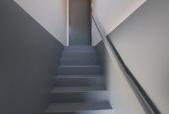 Couleurs Distinction Enduit ciré Façades Façadier Imperméabilisation Nettoyage Papier peint Peintre Peintre d'extérieur Peintre d'intérieur Peintre en décor Peinture à effet Peinture métallisée Protection à base de résine Ravalement Stucco Toile de verre Traitement des boiseries Traitement humidité