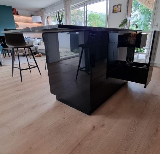 Fabrication de meubles laqués dans des niches avec étagères LED au dessus, fabrication d'un ilot de cuisine en panneaux laqués brillants et pose de parquet Agenceur Fabricant de mobilier Menuisier Parqueteur Poseur de cuisine