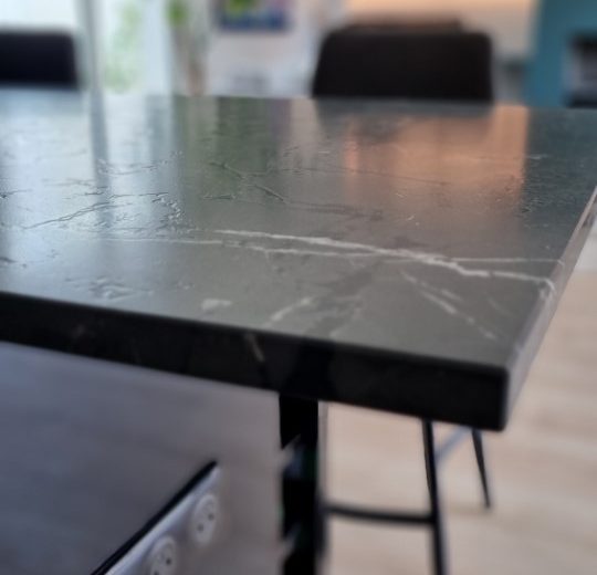 Fabrication de meubles laqués dans des niches avec étagères LED au dessus, fabrication d'un ilot de cuisine en panneaux laqués brillants et pose de parquet Agenceur Fabricant de mobilier Menuisier Parqueteur Poseur de cuisine