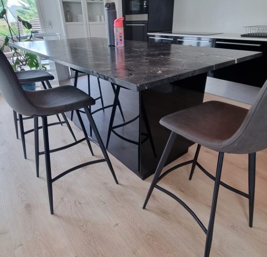 Fabrication de meubles laqués dans des niches avec étagères LED au dessus, fabrication d'un ilot de cuisine en panneaux laqués brillants et pose de parquet Agenceur Fabricant de mobilier Menuisier Parqueteur Poseur de cuisine