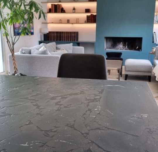 Fabrication de meubles laqués dans des niches avec étagères LED au dessus, fabrication d'un ilot de cuisine en panneaux laqués brillants et pose de parquet Agenceur Fabricant de mobilier Menuisier Parqueteur Poseur de cuisine