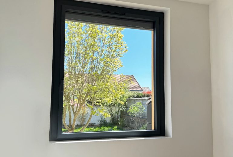 Fenêtre 1 vantail – Pose en rénovation | Finition RAL 7016🪻 Fenêtrier Installateur de pergola et store Menuisier Storiste