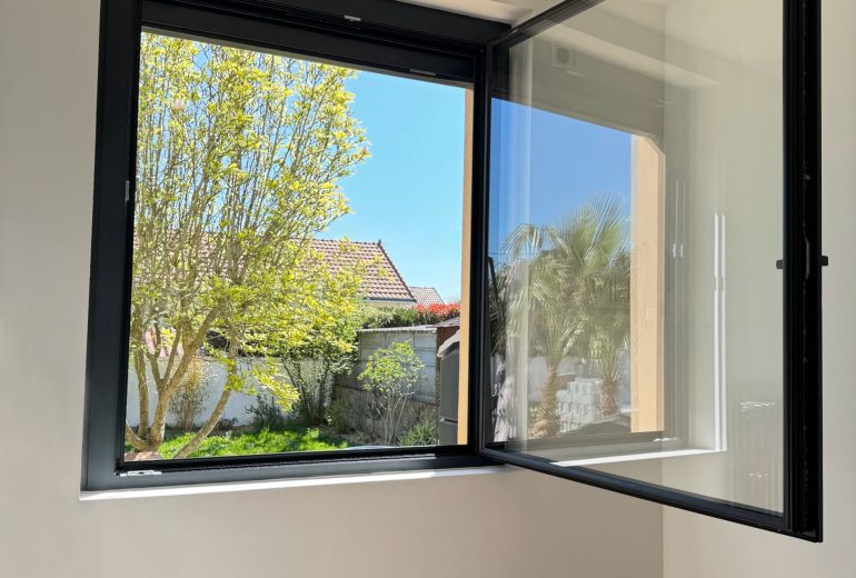 Fenêtre 1 vantail – Pose en rénovation | Finition RAL 7016🪻 Fenêtrier Installateur de pergola et store Menuisier Storiste