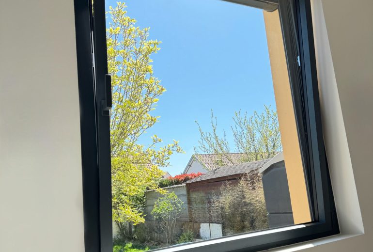 Fenêtre 1 vantail – Pose en rénovation | Finition RAL 7016🪻 Fenêtrier Installateur de pergola et store Menuisier Storiste