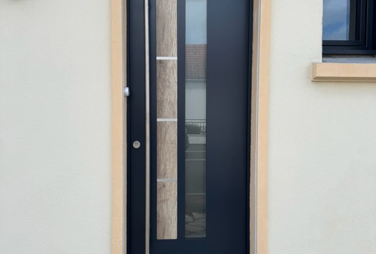 Dernières réalisations de menuiserie extérieure : la pose d’une porte d’entrée BEL’M 🪻 Fenêtrier Installateur de pergola et store Menuisier Storiste