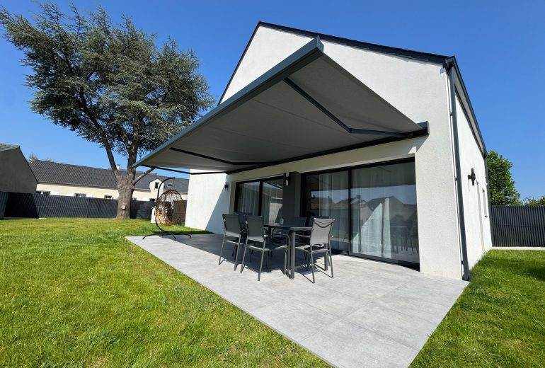 Une protection solaire grand format pour un confort optimal en terrasse☀️🥽🌴 Fenêtrier Installateur de pergola et store Menuisier Storiste