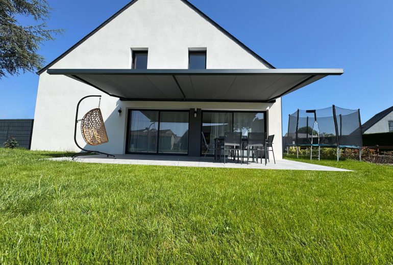 Une protection solaire grand format pour un confort optimal en terrasse☀️🥽🌴 Fenêtrier Installateur de pergola et store Menuisier Storiste