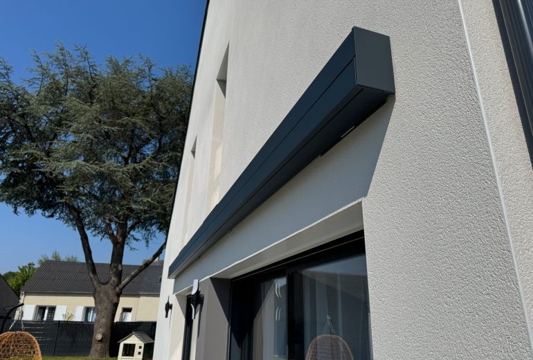 Une protection solaire grand format pour un confort optimal en terrasse☀️🥽🌴 Fenêtrier Installateur de pergola et store Menuisier Storiste