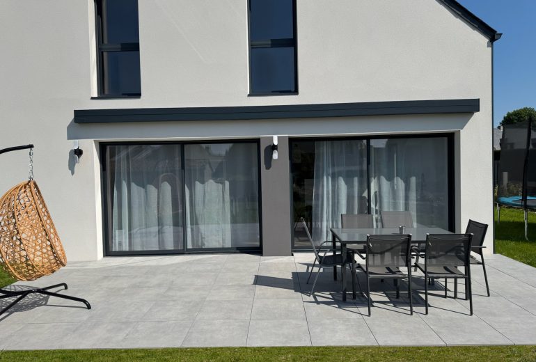 Une protection solaire grand format pour un confort optimal en terrasse☀️🥽🌴 Fenêtrier Installateur de pergola et store Menuisier Storiste