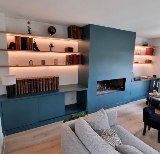 Fabrication de meubles laqués dans des niches avec étagères LED au dessus, fabrication d'un ilot de cuisine en panneaux laqués brillants et pose de parquet Agenceur Fabricant de mobilier Menuisier Parqueteur Poseur de cuisine