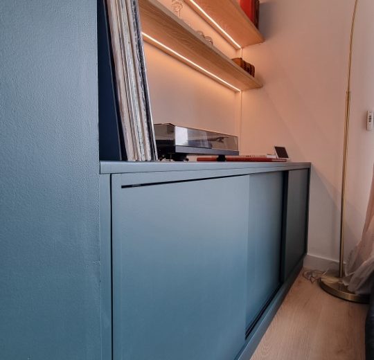 Fabrication de meubles laqués dans des niches avec étagères LED au dessus, fabrication d'un ilot de cuisine en panneaux laqués brillants et pose de parquet Agenceur Fabricant de mobilier Menuisier Parqueteur Poseur de cuisine