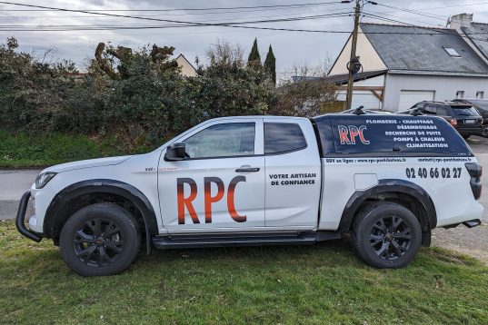 camion de plombiers chauffagistes SARL RPC à Saint-Nazaire