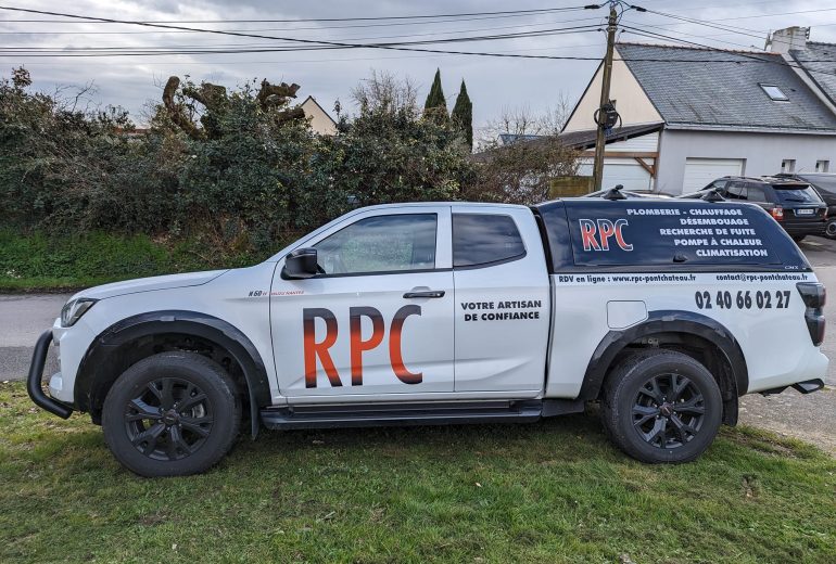 camion de plombiers chauffagistes SARL RPC à Saint-Nazaire