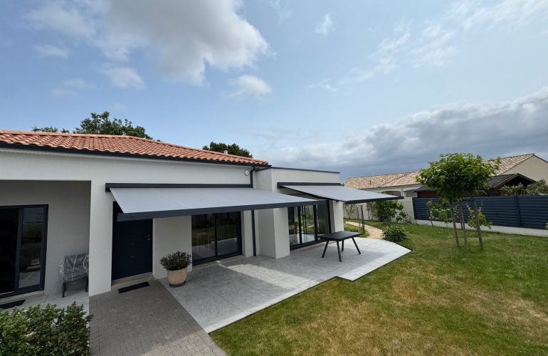 Nouvelle réalisation – Installation de stores bannes B27 Brustor Concepteur de pergola et store Fenêtrier Menuisier Storiste