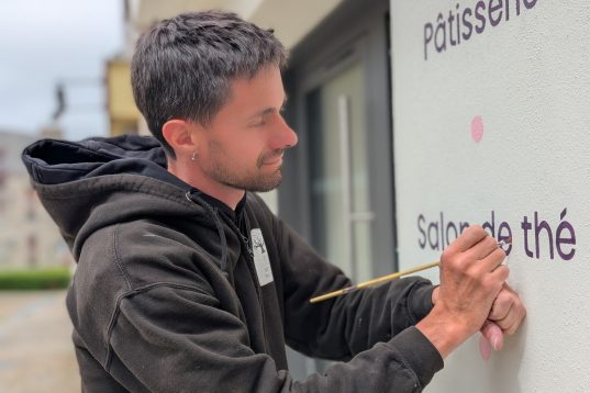 Décor Nature Nantes Création Enseigniste Façades Façadier Imperméabilisation Nettoyage Papier peint Peintre Peintre d'extérieur Peintre d'intérieur Peintre en décor Peintre en lettres Peinture à effet Peinture métallisée Protection à base de résine Ravalement Stucco Toile de verre Traitement des boiseries Traitement humidité