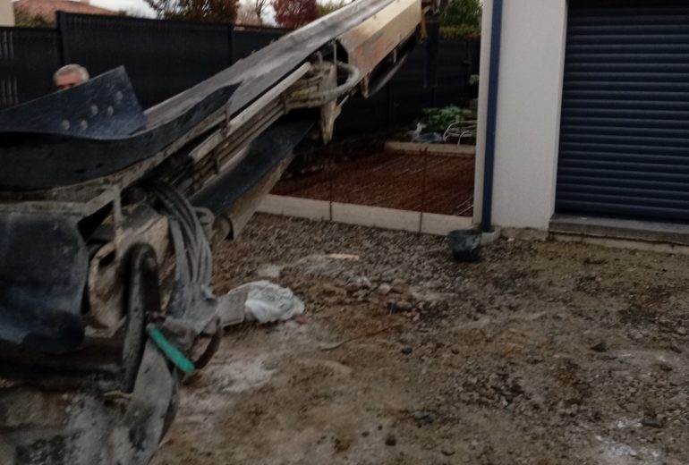 Aujourd'hui coulage béton dalle et terrasse Démolisseur Maçon