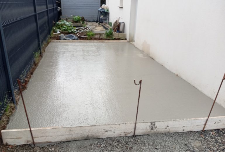 Aujourd'hui coulage béton dalle et terrasse Démolisseur Maçon