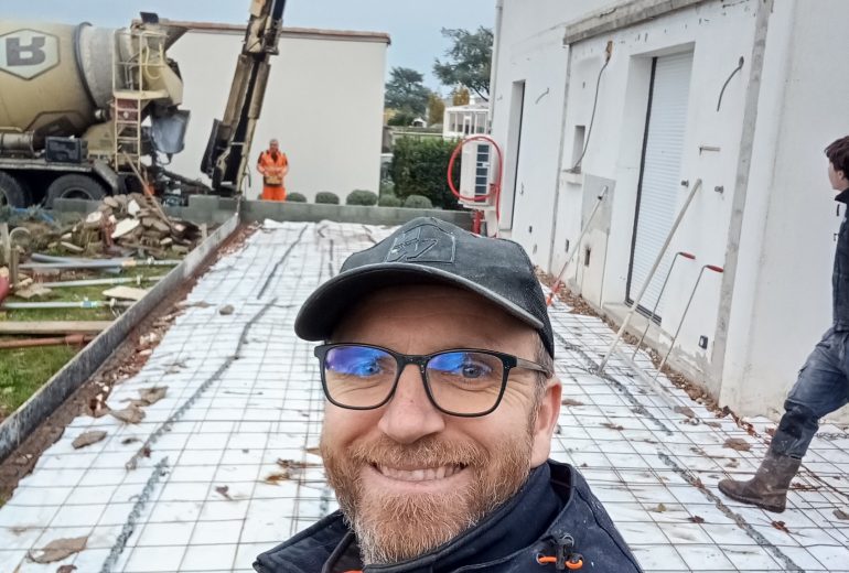Aujourd'hui coulage béton dalle et terrasse Démolisseur Maçon