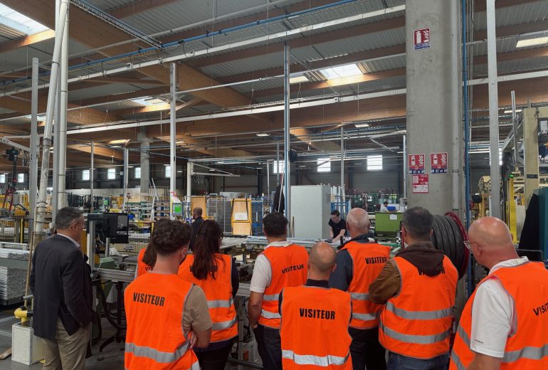 Notre visite usine Bouvet Fenêtrier Installateur de pergola et store Installateur de portails et portes de garage Menuisier Réparateur de portails et portes de garage Réparateur de volets Storiste