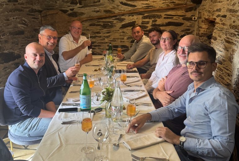 Notre visite usine Bouvet Fenêtrier Installateur de pergola et store Installateur de portails et portes de garage Menuisier Réparateur de portails et portes de garage Réparateur de volets Storiste