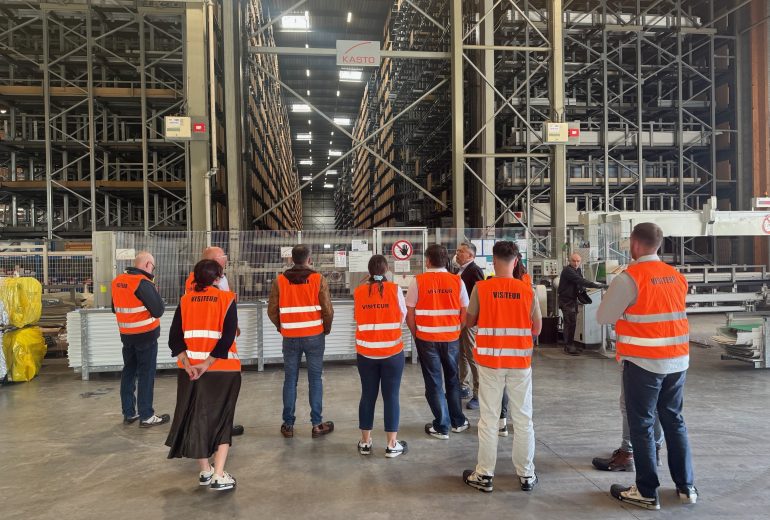Notre visite usine Bouvet Fenêtrier Installateur de pergola et store Installateur de portails et portes de garage Menuisier Réparateur de portails et portes de garage Réparateur de volets Storiste