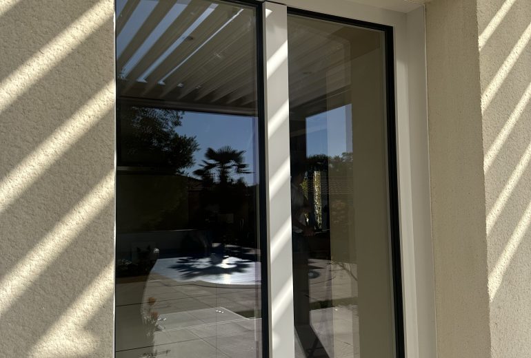 Découvrez notre toute dernière réalisation signée Bournigal ! Fenêtrier Installateur de pergola et store Installateur de portails et portes de garage Menuisier Réparateur de portails et portes de garage Réparateur de volets Storiste