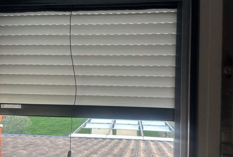 Découvrez notre dernière réalisation, une pose de moustiquaire 🦟 Fenêtrier Installateur de pergola et store Installateur de portails et portes de garage Menuisier Réparateur de portails et portes de garage Réparateur de volets Storiste