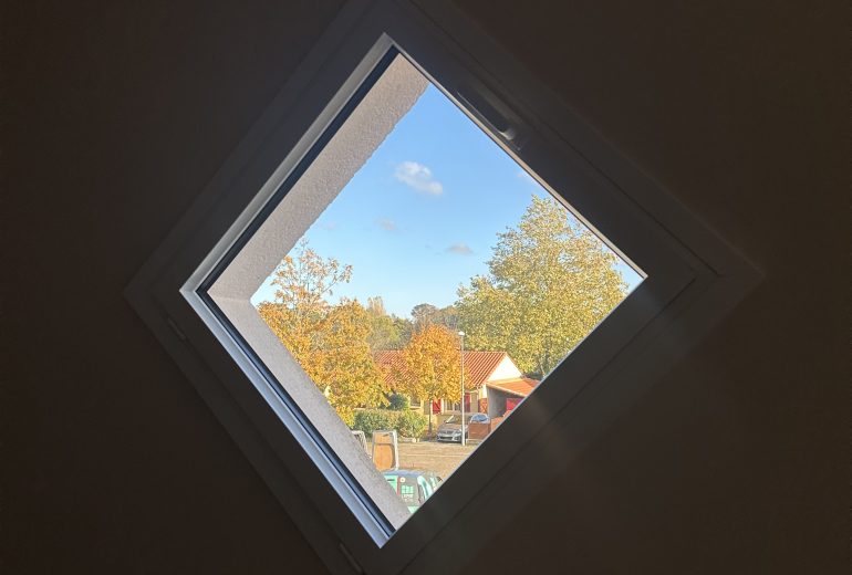 Découvrez notre nouvelle réalisation en menuiserie aluminium 🪟 Fenêtrier Installateur de pergola et store Installateur de portails et portes de garage Menuisier Réparateur de portails et portes de garage Réparateur de volets Storiste