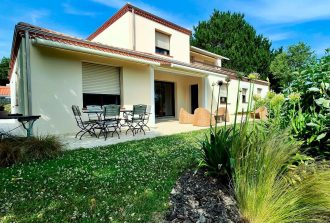 Couleurs de Jade Applicateur Béton Ciré Façades Façadier Papier peint Parqueteur Peintre Peintre d'extérieur Peintre d'intérieur Peinture à effet Peinture métallisée Pose Sableur Solier moquettiste