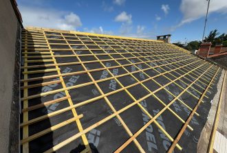 Toiture rénovée par pluie par Ed Ouest Couverture Nantes en Loire-Atlantique